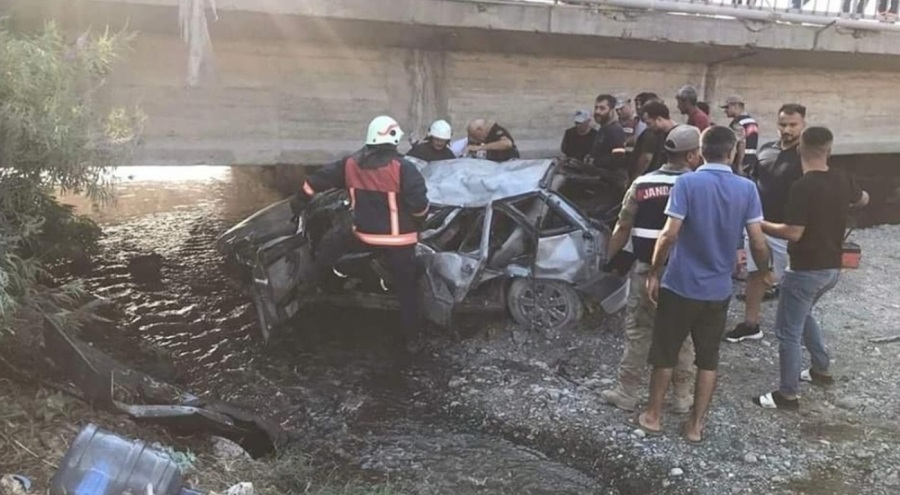 Araç dereye uçtu: Ölü ve yaralı var
