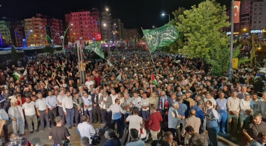 İsrail protestosunda kahve zinciri şubesine taşlı saldırı