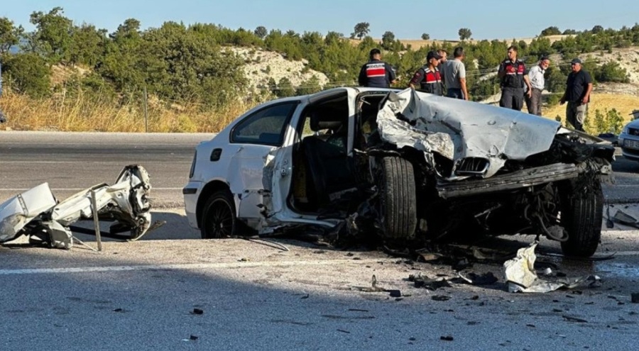 İki araç kafa kafaya çarpıştı: 5 yaralı