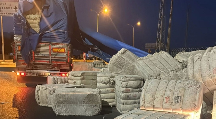 Tırın dorsesindeki pamuk balyaları yola savruldu, ulaşım durdu