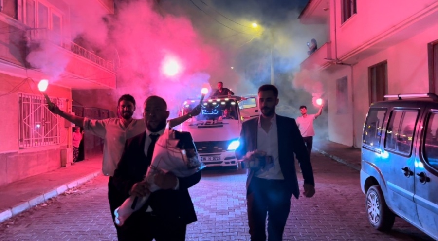Bursa'da çekici ve iş makinesiyle kız isteyeme geldi