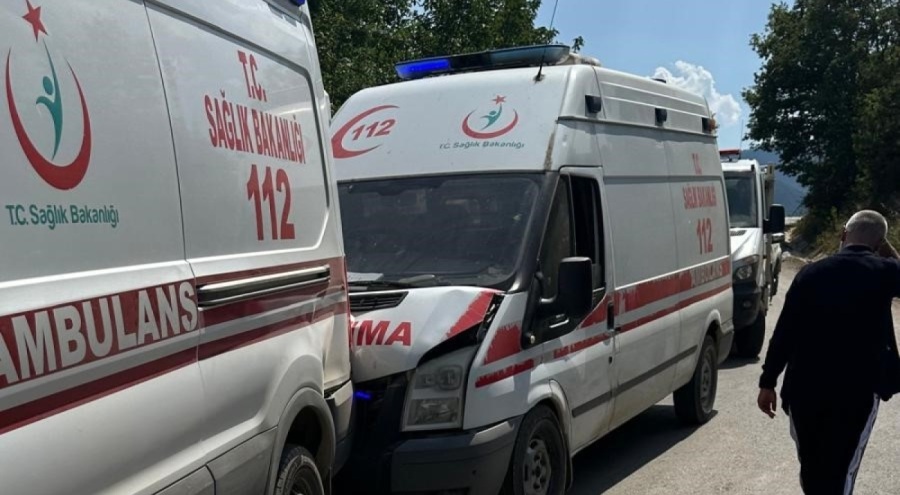 Bursa'da 2 ambulans kamyonet ile çarpıştı