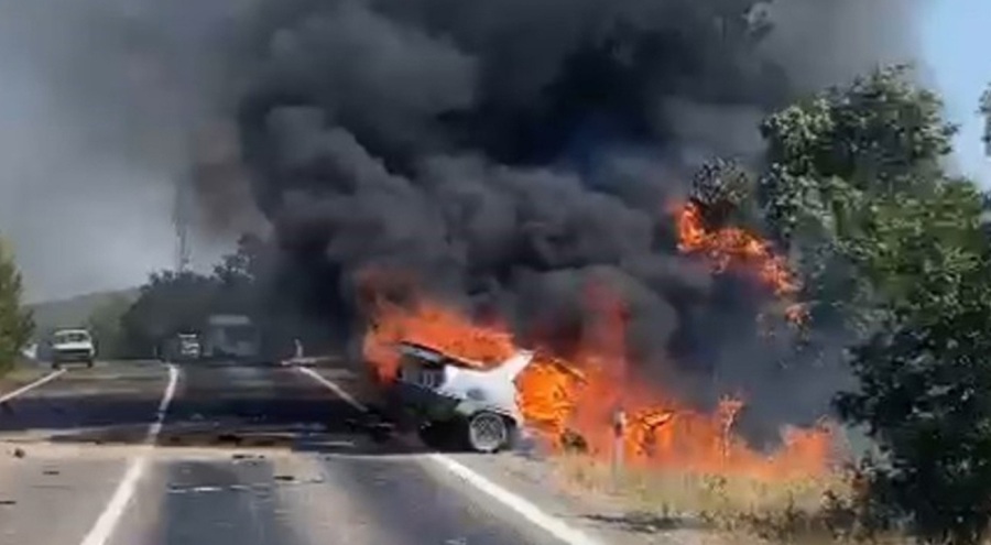 Kaza yapan otomobil alev topuna döndü