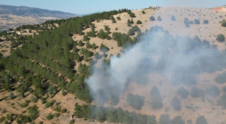 Örtü yangınını ayağı ile söndürmeye çalıştı