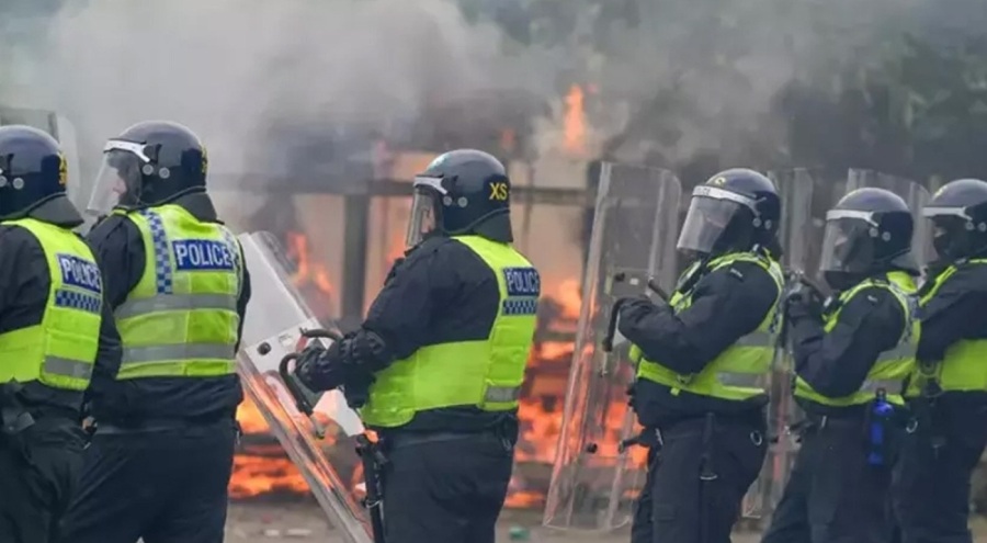 İngiltere'de aşırı sağcılar sığınmacıların kaldığı oteli yakmaya çalıştı