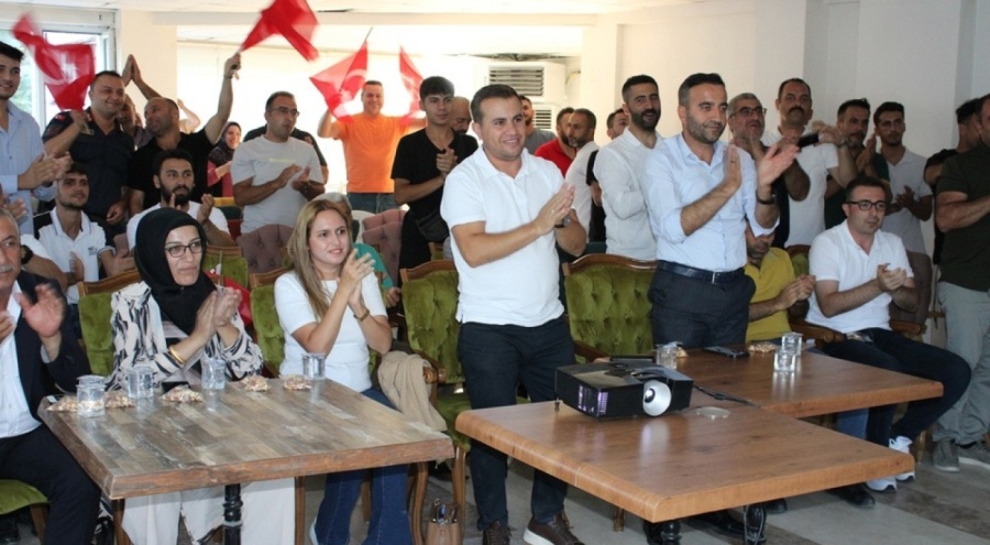 Milli boksör Akbaş'ın yarı final müsabakası memleketinde takip edildi