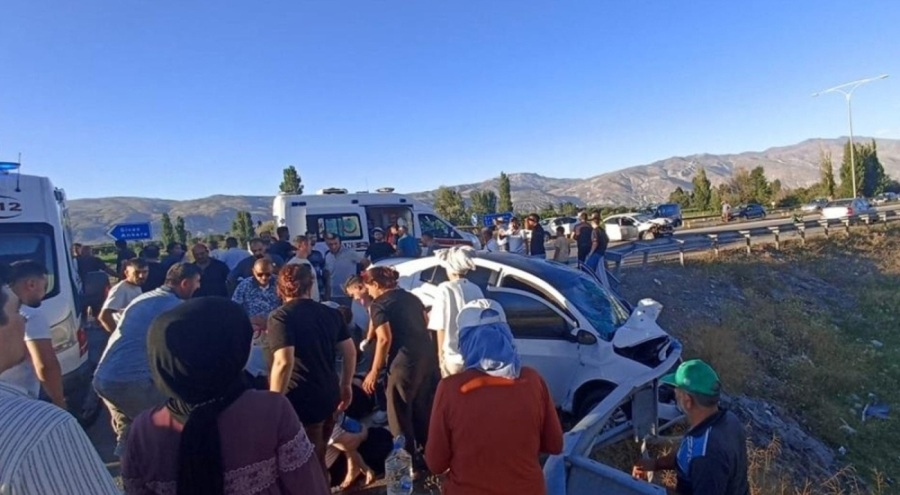 İki otomobil çarpıştı: 8 yaralı