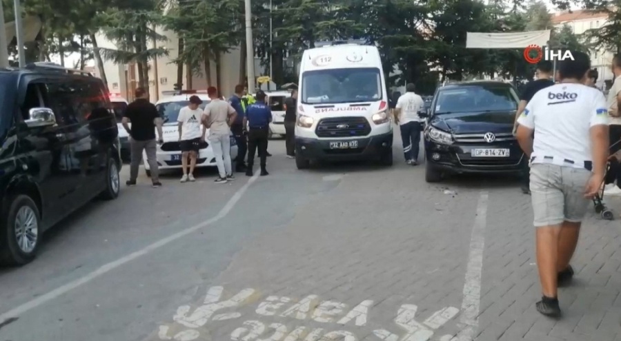 Otomobil ile motosiklet çarpıştı