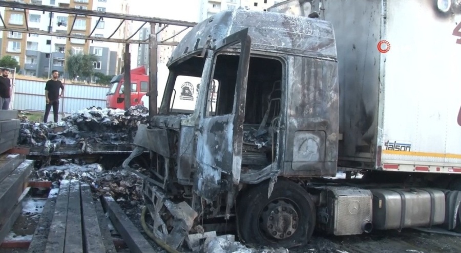 Park halindeki tırlar cayır cayır yandı