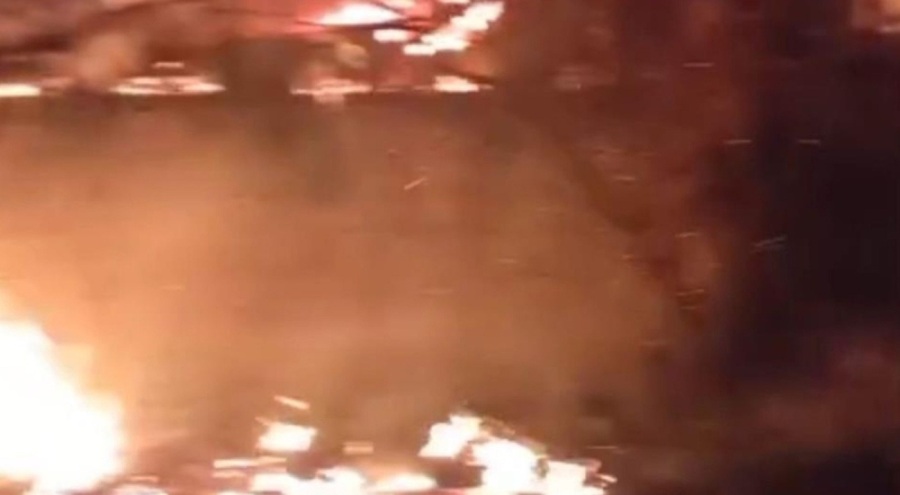 Odunlukta çıkan yangının alevleri geceyi aydınlattı