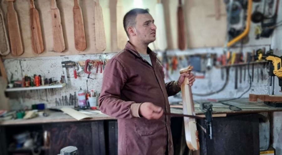 Bursa'da ürettiği kemençeleri, dünyaya satıyor