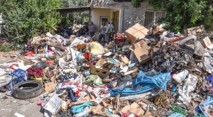 Kötü koku yayılan 2 evin bahçesinden 12 kamyon çöp çıktı