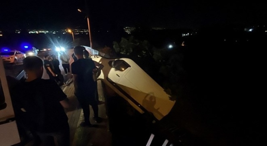 Freni boşalan araç 2 metrelik yükseklikte asılı kaldı