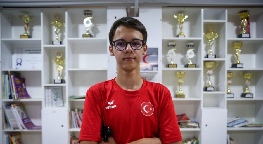 Bursalı milli dartçı Toprak, Avrupa arenasında büyüklerde hedefi 12'den vurmayı hedefliyor