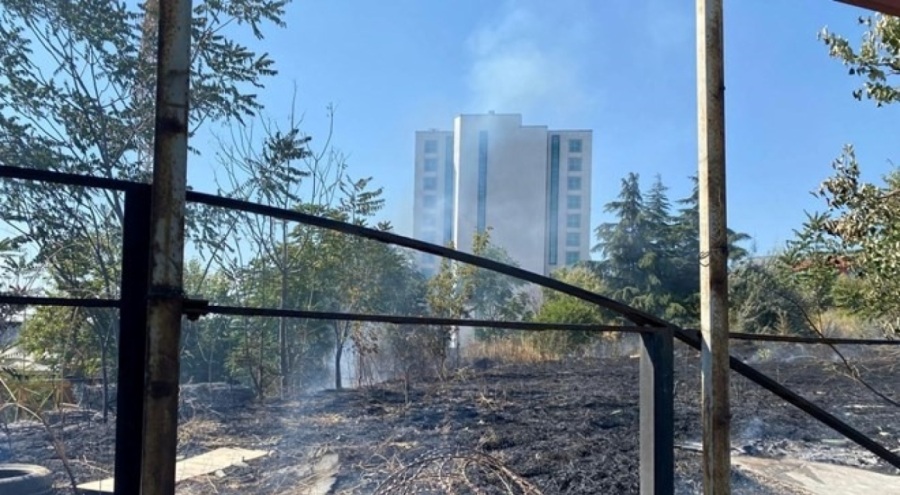 Bahçelievler'de otluk alanda yangın