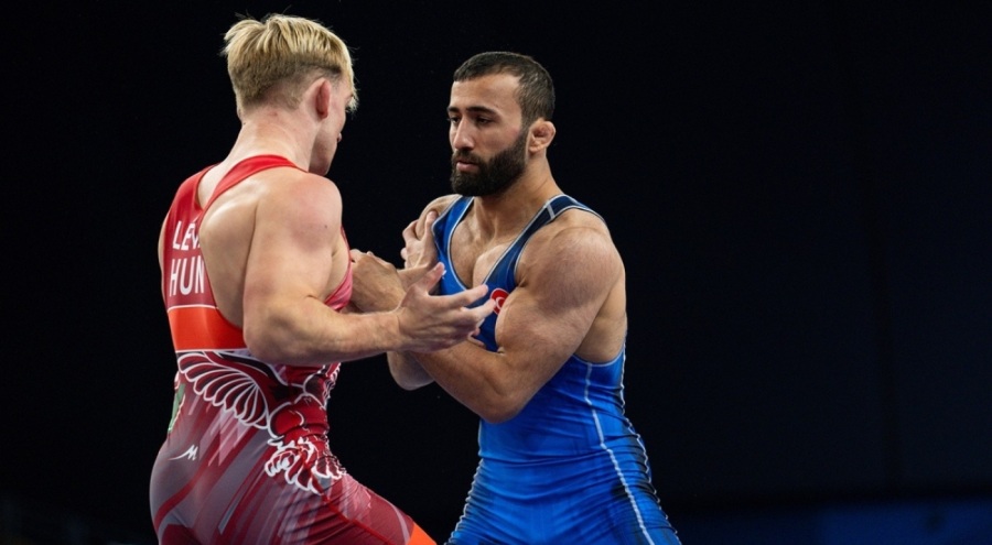 Milli güreşçiler Burhan Akbudak ve Evin Demirhan Yavuz, Paris 2024'e veda etti