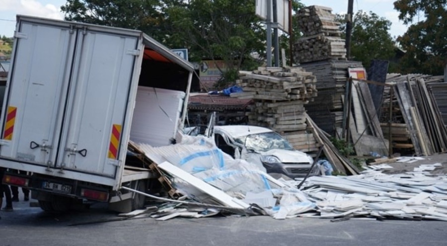 Kontrolden çıkan kamyonet dehşet saçtı: 2 yaralı