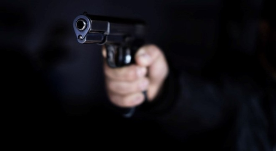 Silahlı kavgada yoldan geçen 1 kişi yaralandı