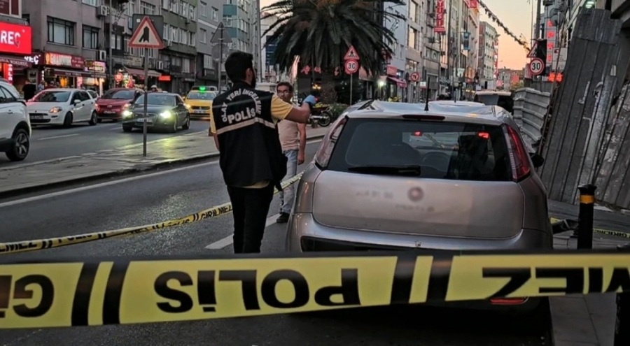 Otizmli genç 5'inci kattan otomobilin üzerine düştü