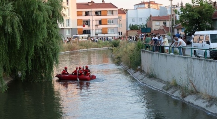 Sulama kanalına düşen çocuğu kurtardı, kendi kurtulamadı