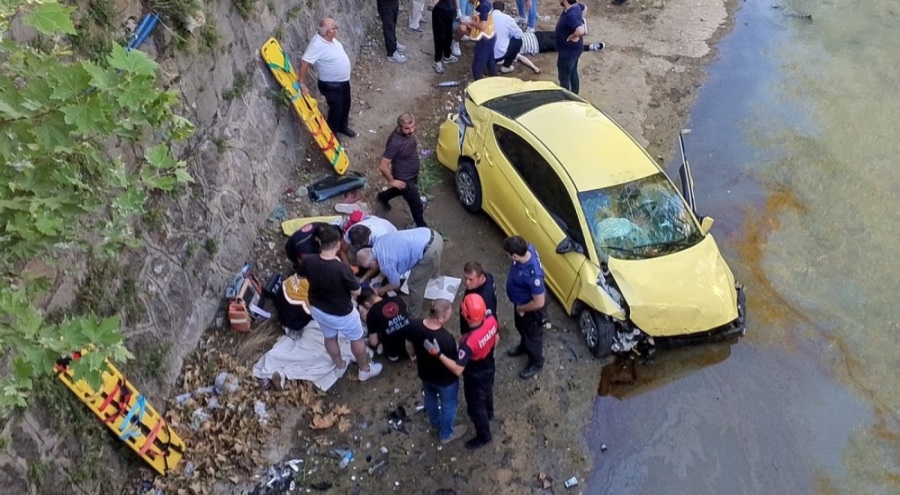 Savrulan taksi yayaların arasına daldı