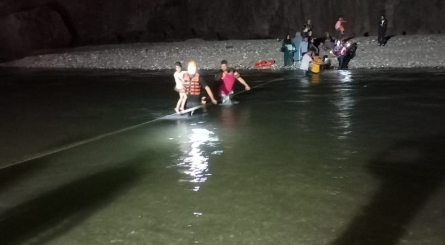 Pikniğe gittikleri yerdeki derede mahsur kaldılar