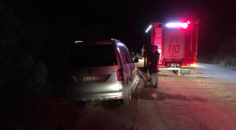 Araç uçurum kenarında asılı kaldı! Sürücü 20 metreden düştü