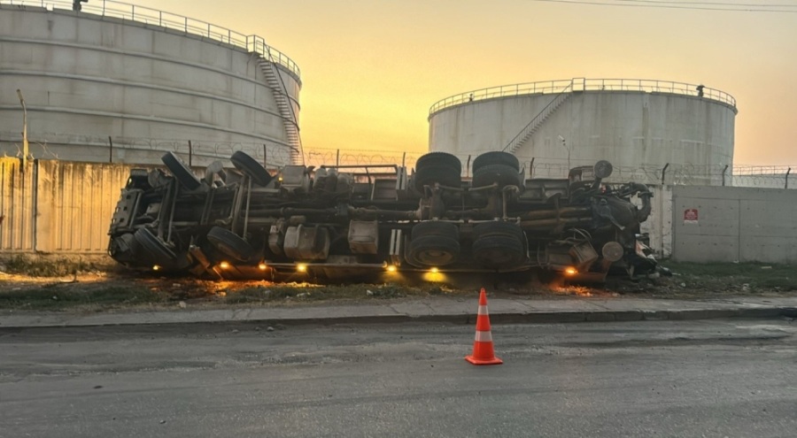 Freni patlayan TIR devrildi