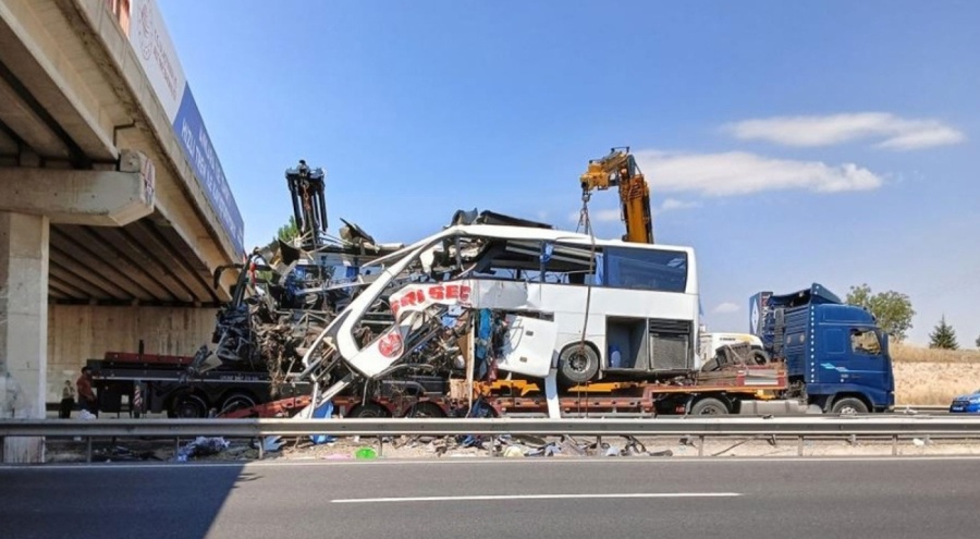 Ankara'daki kazada hurdaya dönen otobüs kaldırıldı