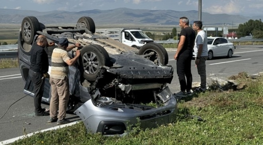 Kamyonet ile otomobil çarpıştı: 7 yaralı