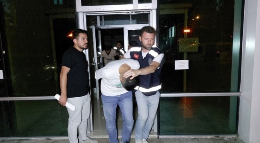 Sosyal medyadan ağlarına düşürdükleri kişinin parasını gasp ettiler