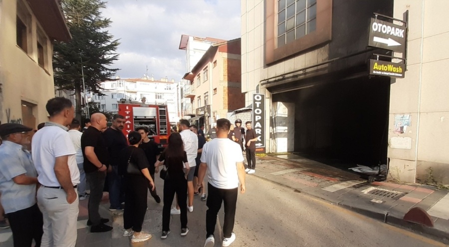 AVM otoparkının girişinde korkutan yangın