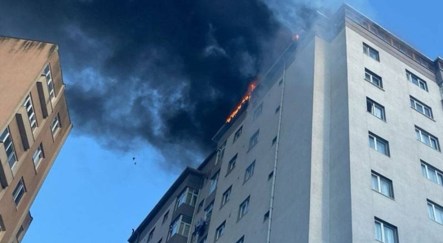 13 katlı binanın çatısında yangın