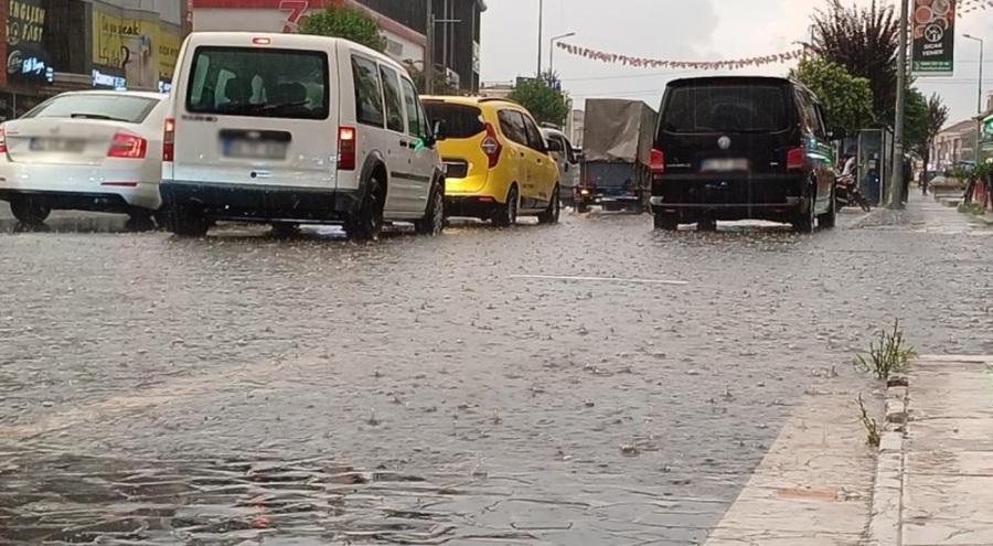 Düzce'de etkili olan sağanakta yollar göle döndü