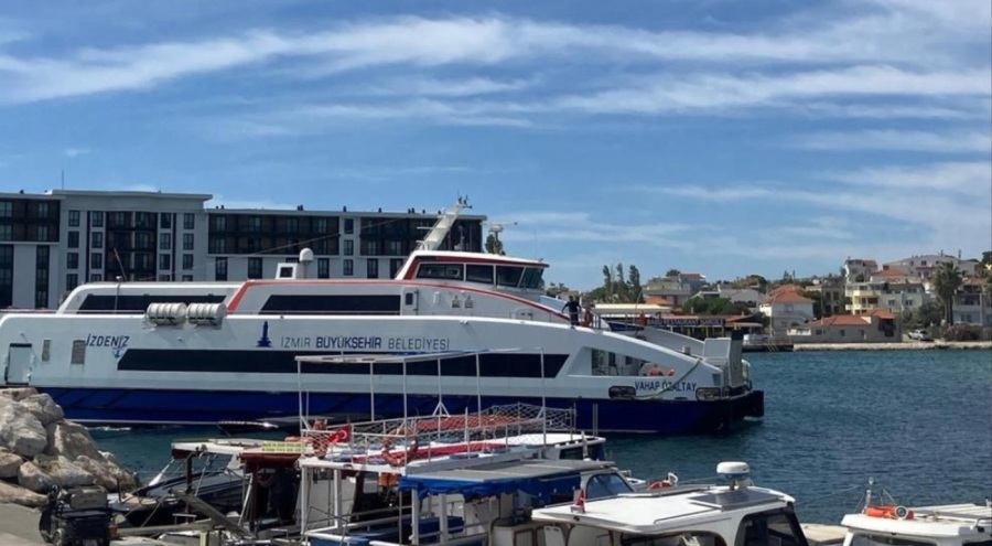 İzmir'de deniz ulaşımına fırtına engeli!