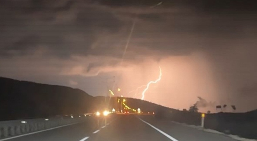 Bolu'da şimşekler geceyi aydınlattı