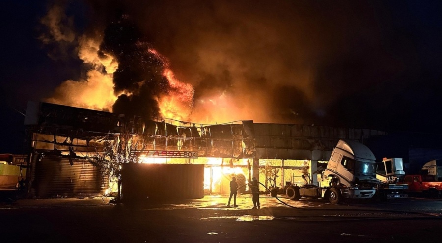 Lastik deposunda yangın