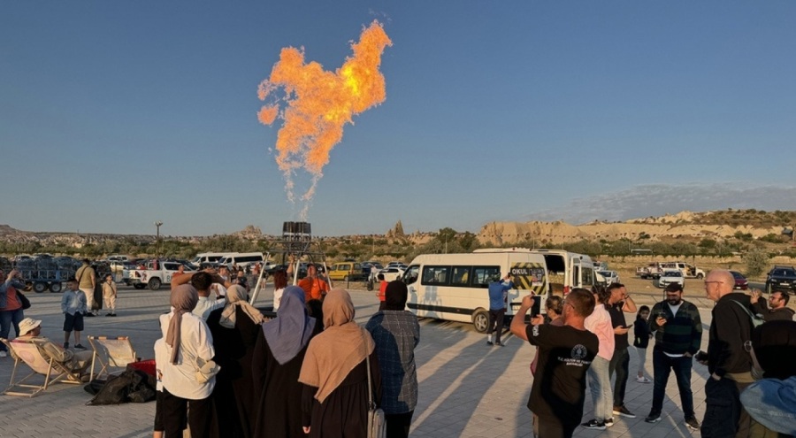 Figürlü balonların gösteri uçuşuna rüzgar engeli
