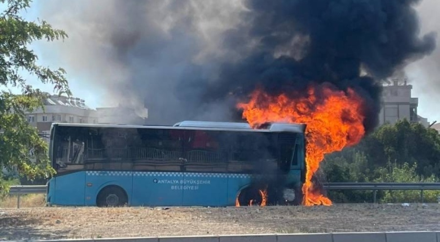 Seyir halindeki belediye otobüsü alev aldı