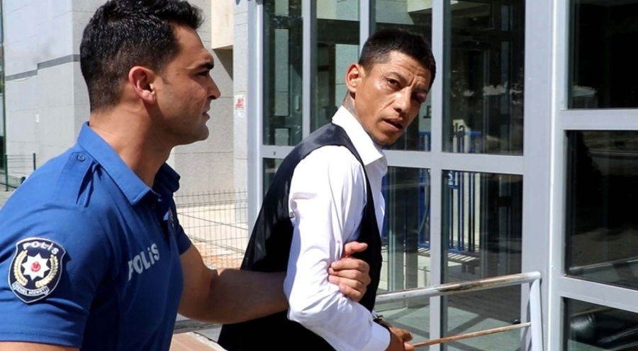 Kadın kıyafetleri giyen hırsız yakalandı!