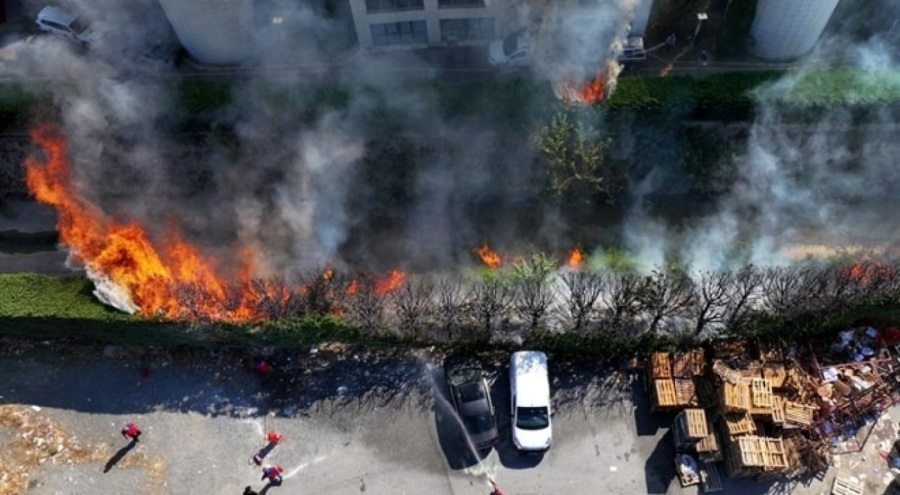 Ümraniye Nikah Sarayı'nın yanındaki otoparkta yangın