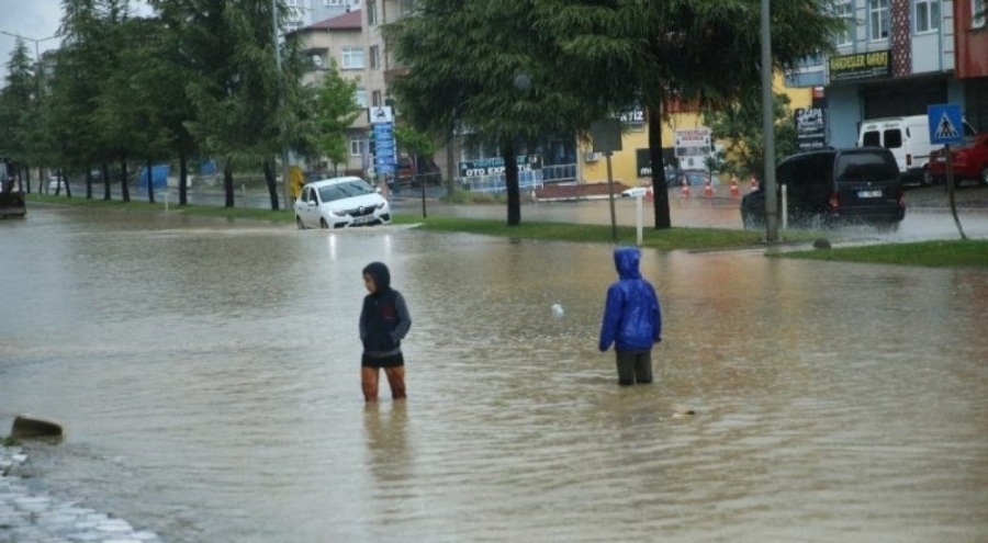 Ordu'yu sağanak vurdu! Ev ve işyerlerini sular altında kaldı