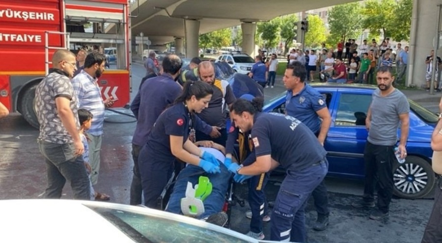 3 araç çarpıştı, kamyonet devrildi: 3 yaralı