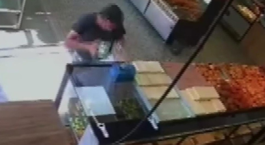 Alışveriş için gittiği fırındaki sadaka kutusunu çaldı