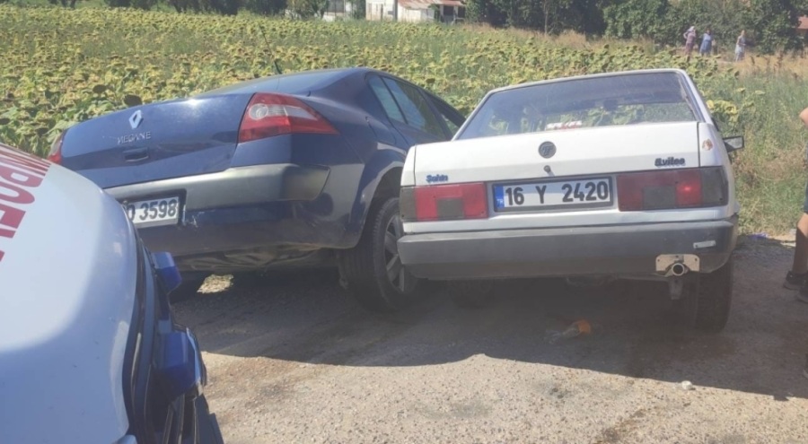 Bursa'da iki otomobil çarpıştı! Yaralılar var