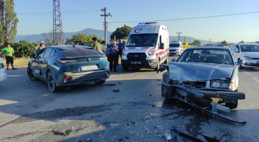 Bursa'da kavşakta üç araç birbirine girdi
