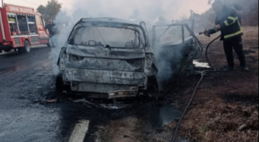 Seyir halindeyken alev alan araç kullanılamaz hale geldi