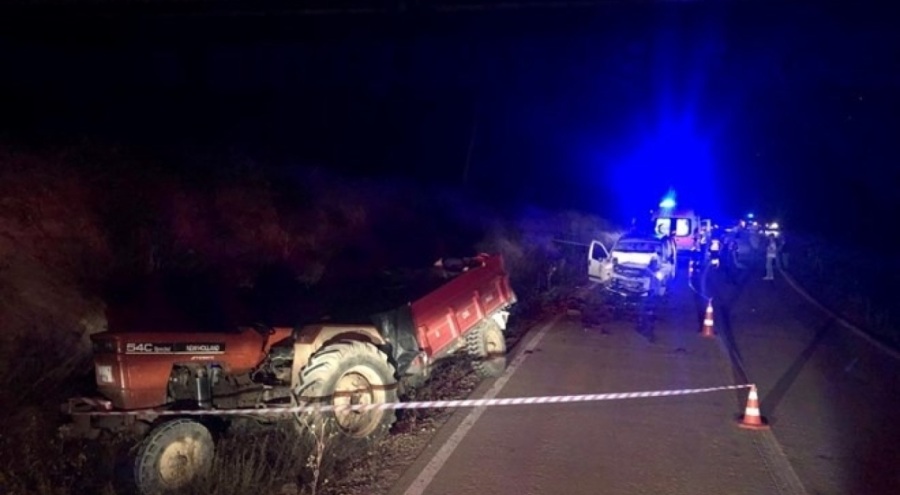 Otomobil traktöre arkadan çarptı: 1 ölü, 3 yaralı