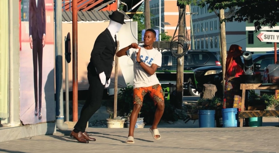 Bursalı cansız manken Afrikalı gençleri korkuttu