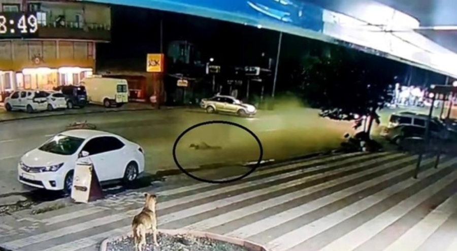 Otomobilin çarptığı bisikletli çocuk metrelerce havaya uçtu